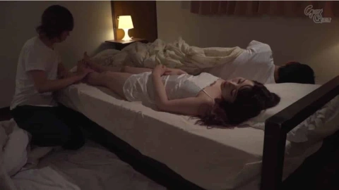 Lén lút xoạc chị dâu khi đang ngủ với chồng