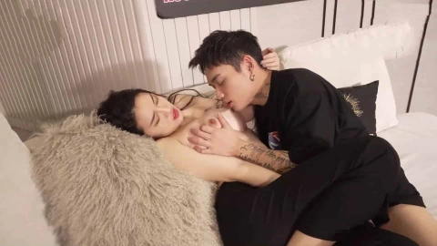 Cậu con trai mới lớn và người mẹ dâm đãng vú to